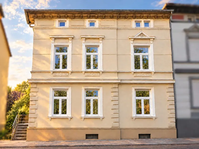 Gründerzeithaus mit sandgelber Stuckfassade
